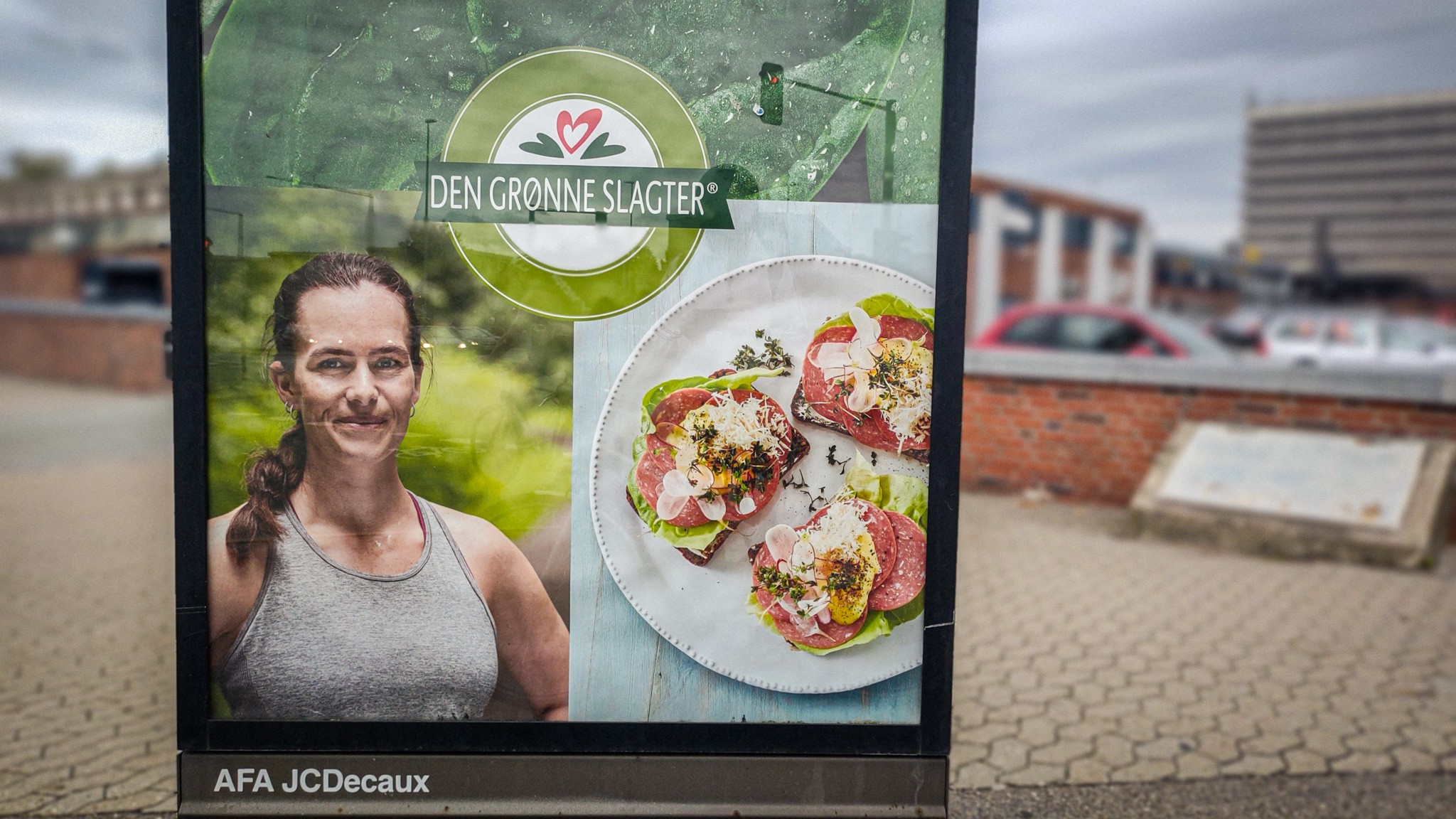 Reklame for Den Grønne Slagters kødpålæg på Viby Torv